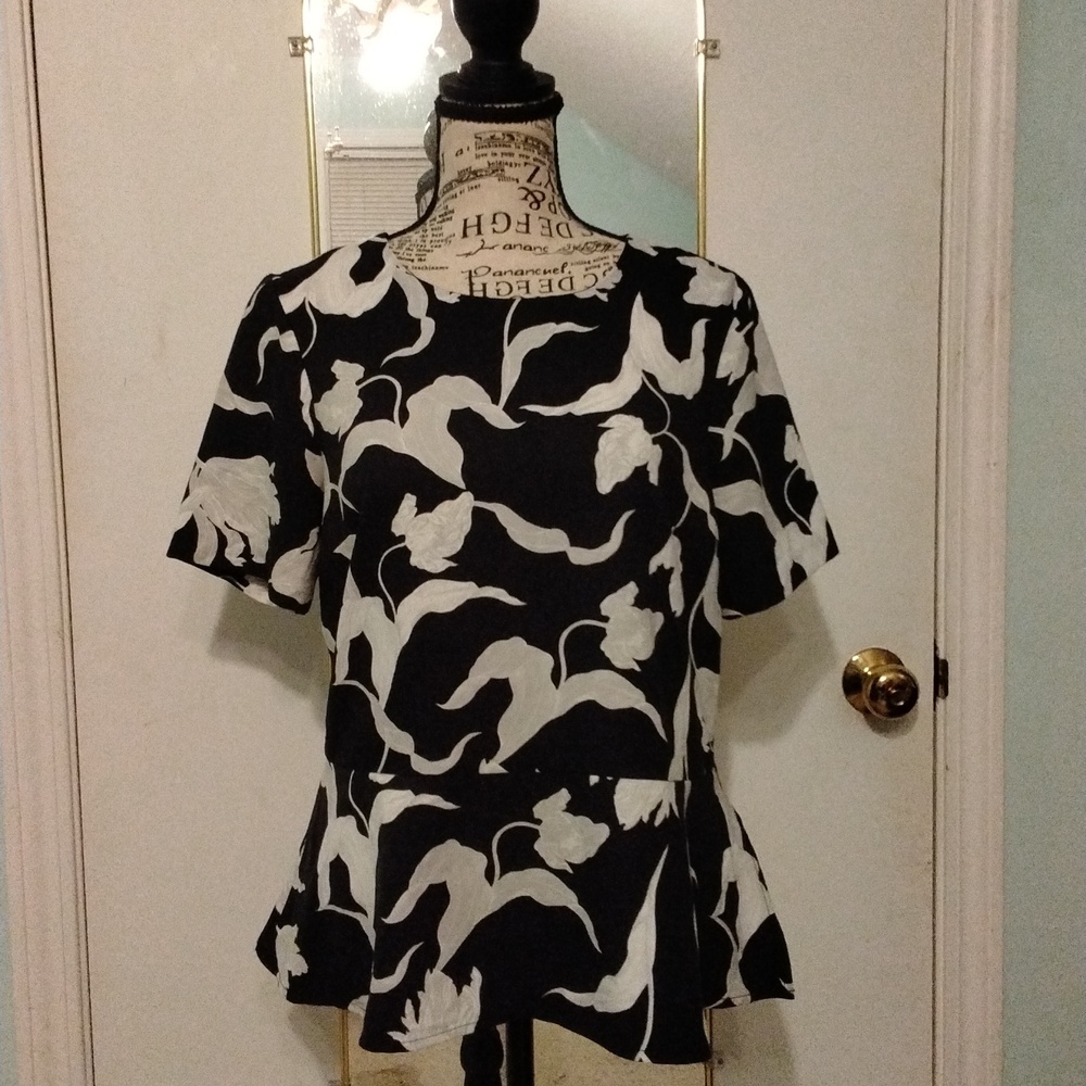 Women's Banana Republic Black & White Floral Print Short Sleeve Top size S